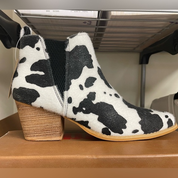 Wooden Heel Short Chelsea Ankle Boot - Picture 2 of 2